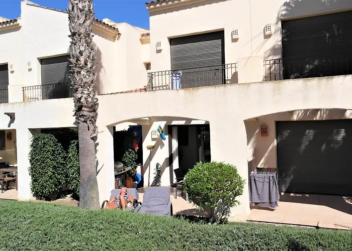 Townhouse Overlooking The Pool